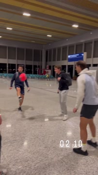 Надаль и Рууд жонглируют мячом в центре бразильского аэропорта