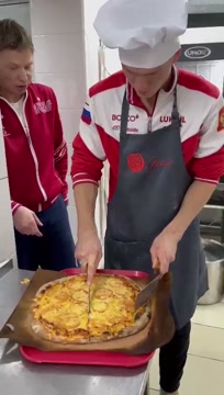 Шеф-повар Александр Большунов приготовил пиццу на всю команду