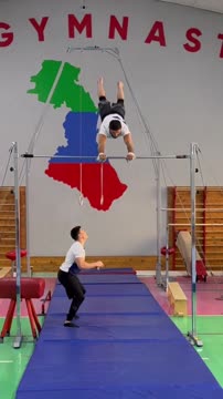 Ислам Махачев пробует себя в спортивной гимнастике