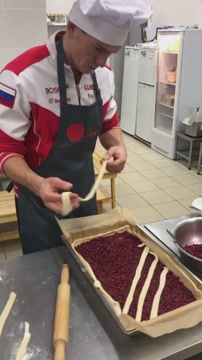 Большунов показал, как готовит брусничный пирог для всей команды