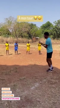 Оже-Альяссим играет с детьми на родине своего отца в Того