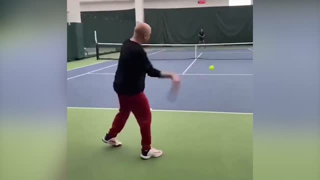 52-летний Андре Агасси тренируется на корте