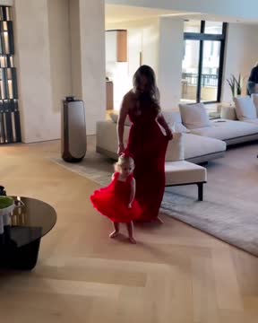 Возняцки с дочерью танцует в одинаковых платьях