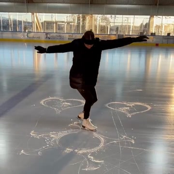 Каролина Костнер рисует коньками на льду