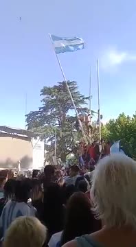 В Аргентине человек упал вместе со флагштоком на толпу