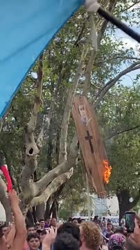 Фанаты сборной Аргентины сжигают гроб с фото Мбаппе