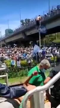 Фанат упал с моста, но продолжил праздновать победу Аргентины