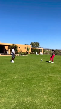 Стивенс играет в футбол со своим мужем, футболистом Алтидором
