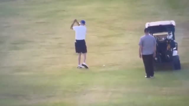 Джо Байден промахивается по мячу во время игры в гольф