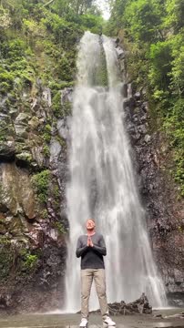 Освобождённый Беккер медитирует у водопада