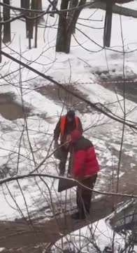Александр Емельяненко помог дворнику убрать снег на улице