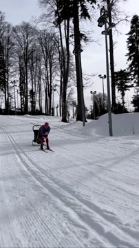 Большунов катает дочь на лыжах