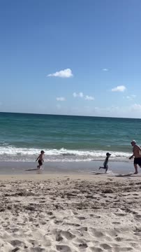 Овечкин бегает со своими сыновьями на пляже во Флориде