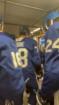 Хоккеисты «Торонто» едут на тренировку на метро