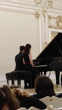 Фигурист Пётр Гуменник сыграл на фортепиано на концерте