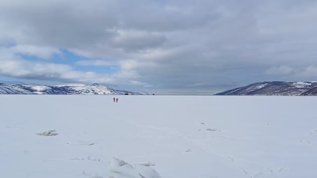 Большунов и Спицов потренировались на льду Нагаевской бухты