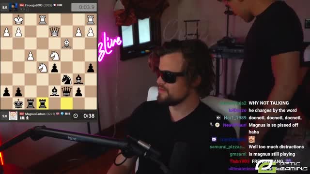Карлсен веселится с друзьями во время матча за шахматную корону