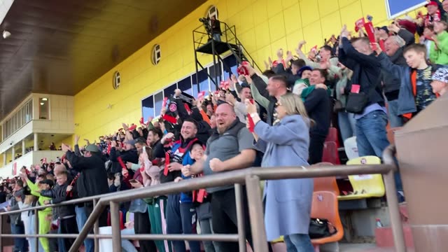 Фанаты «Акрона» радуются второму голу в ворота «Спартака»