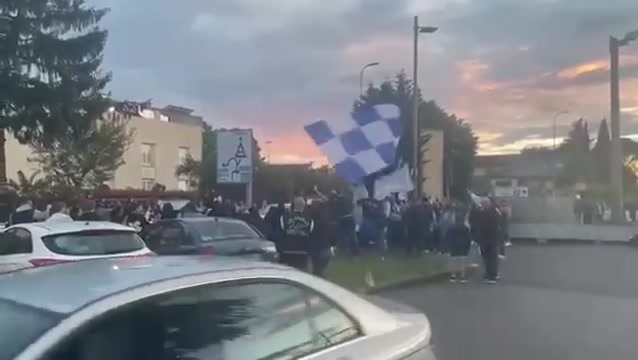 Болельщики «Наполи» распевают песни перед матчем в Удине