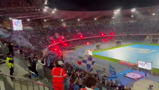 Десятки тысяч фанатов «Наполи» празднуют гол на арене в Неаполе