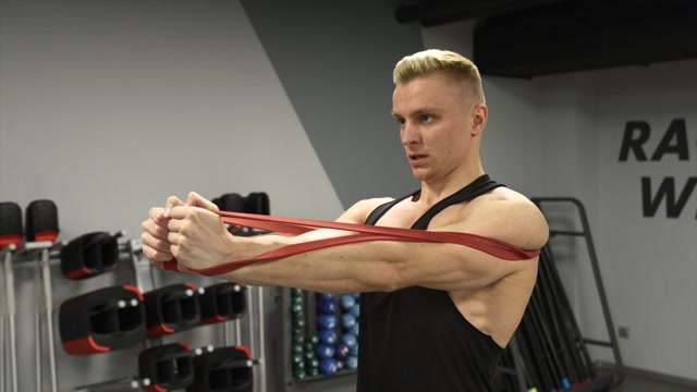 Тренировка на грудные мышцы без гантелей