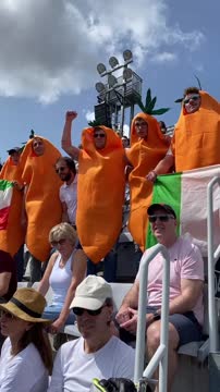 Итальянские фанаты пришли на матч Синнера в костюмах морковок