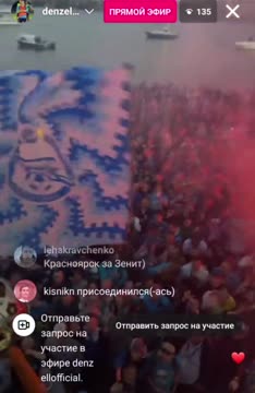 Футболисты «Зенита» празднуют с фанатами во время парада