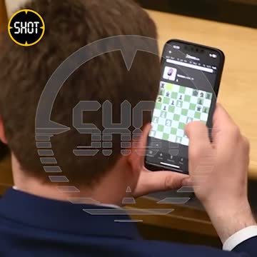 Депутат Камнев сразился в шахматы во время заседания Госдумы