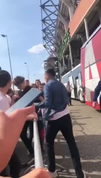 Игрок «Аякса» Бергёйс атаковал болельщика «Твенте» после матча