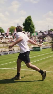 Борис Беккер играет в теннис с одним из сыновей