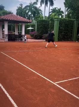 Тарасенко играет в теннис во время отпуска