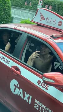 Фанаты на такси преследуют братьев Адетокунбо в Китае