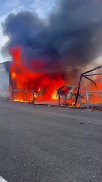 Пожар в паддоке команды One Racing на ралли в Великобритании