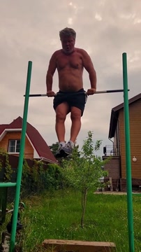55-летний Тактаров показал, как проводит домашние тренировки
