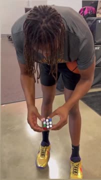 Майлз Тёрнер показал, как надо собирать кубик Рубика