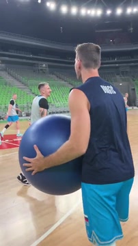 Словенцы сыграли в баскетбол огромным мячом