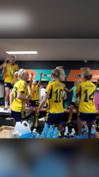 Шведские футболистки танцуют в раздевалке