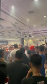 Сотни фанатов приветствовали Остина Ривза на Филиппинах