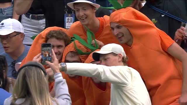 Синнер сфотографировался со своими фанатами в костюмах морковок