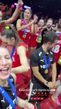 Женская сборная Турции по волейболу празднует золото ЧЕ-2023