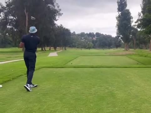 Джейсон Тейтум играет в гольф
