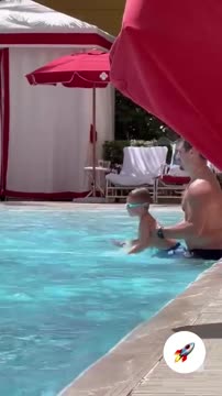 Орлов играет с сыном в бассейне