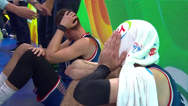 Баскетболисты сборной Сербии плачут после поражения в финале ЧМ