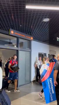 Сербы в аэропорту тепло встретили свою сборную по баскетболу