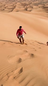 Карри показал, как тренируется на песке в Дубае