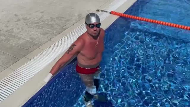 Роман Костомаров научился плавать в протезах