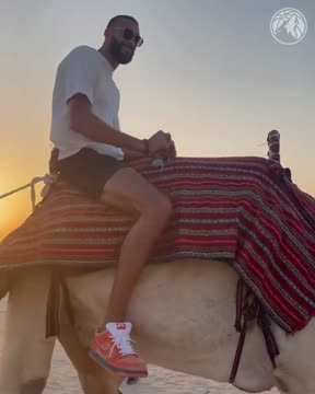 Руди Гобер прокатился на верблюде в Абу-Даби