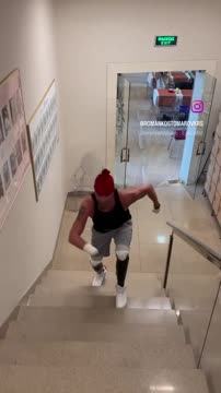 Костомаров показал тренировки на лестнице