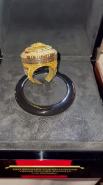 Иван Барбашёв показал чемпионский перстень «Вегаса»