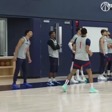 Баскетболисты «Вашингтона» играют в вышибалы во время тренировки